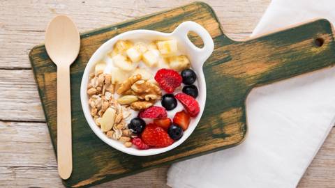 Bowl de Iogurte, Frutos do Bosque e Banana, com Aveia e Frutos Secos