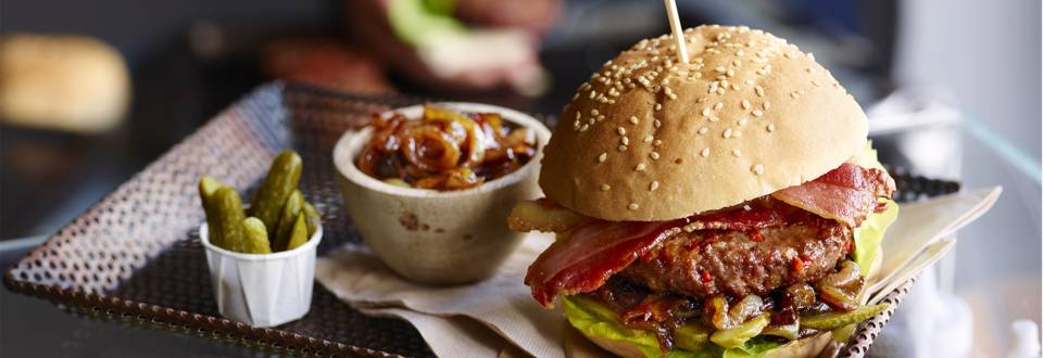 Hambúrguer picante com doce de cebola e bacon